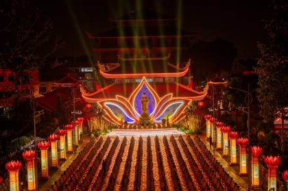 Chùm ảnh đẹp đêm hoa đăng vía Đức Phật A Di Đà 2024 tại chùa Hoằng Pháp 